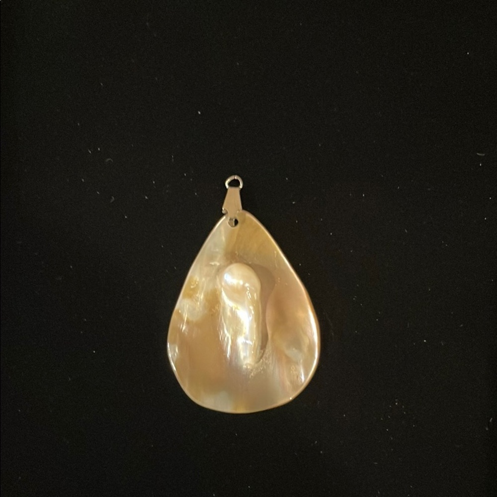 Elegant Teardrop Pearl Blister Pendant